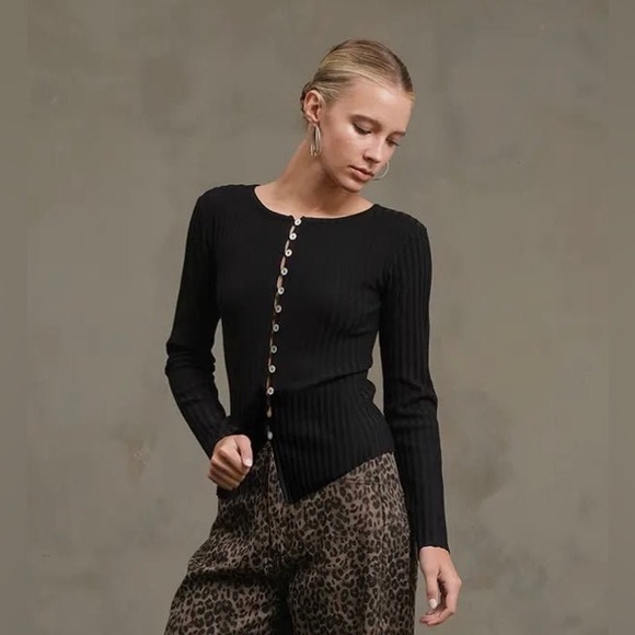 Black Ribbed Button-Up Top - Picture 2 of 4